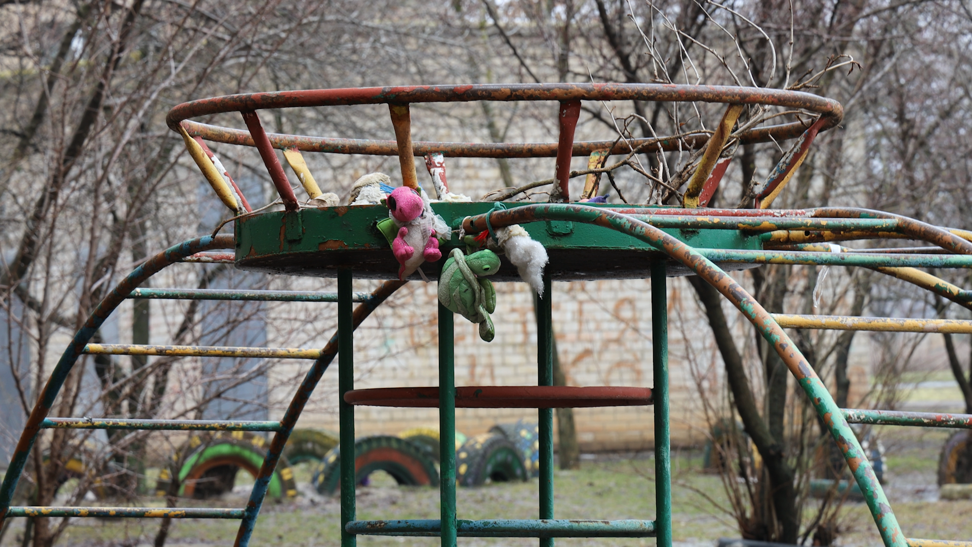 "Мне прилетело в дом". Репортаж из Дружковки, где воду черпают из луж, а за людьми охотятся КАБы